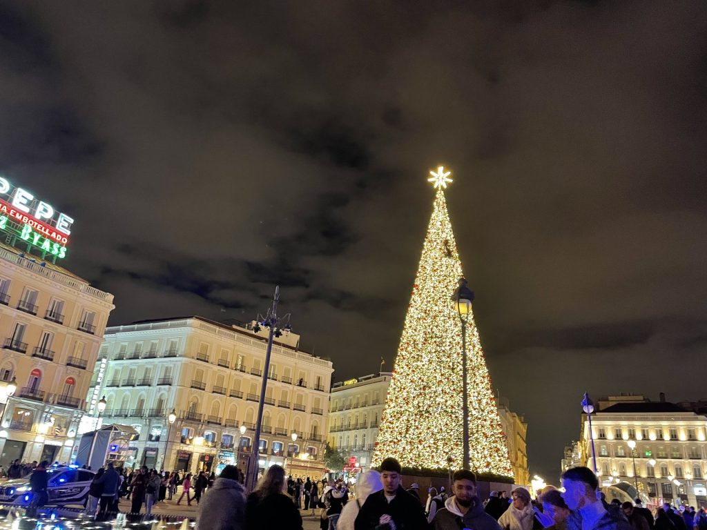 Le grand sapin de Noël de la Puerta del Sol à Madrid en famille